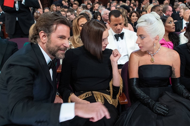 Dien tien moi quan he Bradley Cooper va 'nguoi thu ba' Lady Gaga qua anh