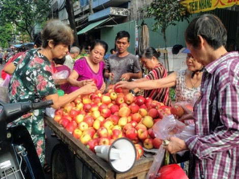 Táo Mỹ, lê Hàn giá 40.000 đồng/kg tràn chợ, người dùng có đang ăn 'quả lừa'?