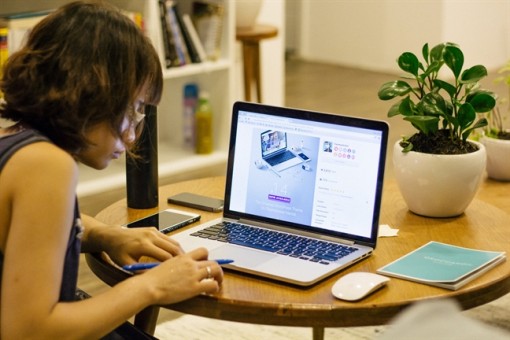 Nhìn mặt vợ để sống không dễ chút nào