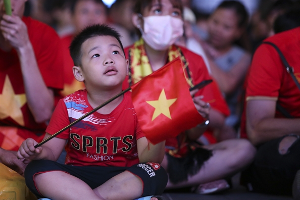 Co dong vien om mat tiec nuoi nhin Cong Phuong sut hong penalty