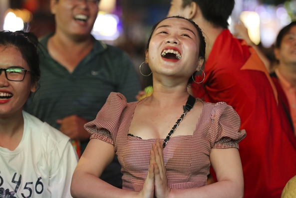 Co dong vien om mat tiec nuoi nhin Cong Phuong sut hong penalty