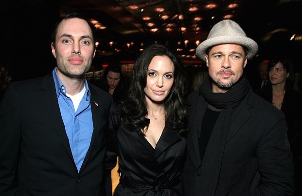 Anh trai Angelina Jolie: Song an dat gan 20 nam sau nu hon voi em gai