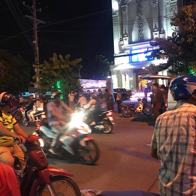 Giang ho xu nhau tai quan karaoke o Binh Duong, nhieu tieng sung no vang troi