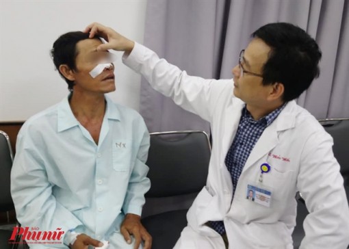 Bị bạn ghim đũa vào hốc mắt 4 năm, người đàn ông không hay biết