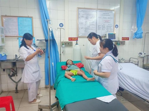 Em bé 3 tuổi sốc phản vệ sau 5 phút bị kiến cắn