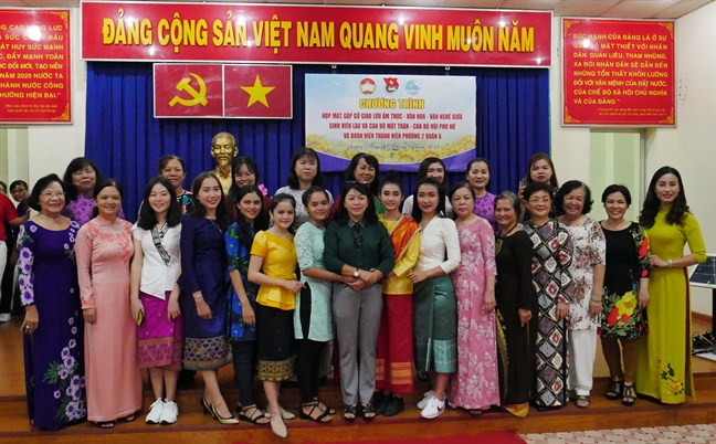 Giao luu am thuc, van hoa, van nghe Viet - Lao