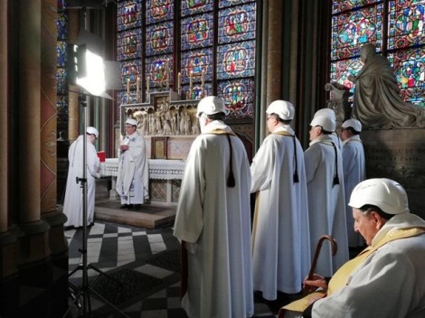 Nhà thờ Đức bà Paris cử hành thánh lễ đầu tiên sau vụ hoả hoạn