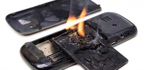Điện thoại nổ nát tay thanh niên khi đang sạc pin
