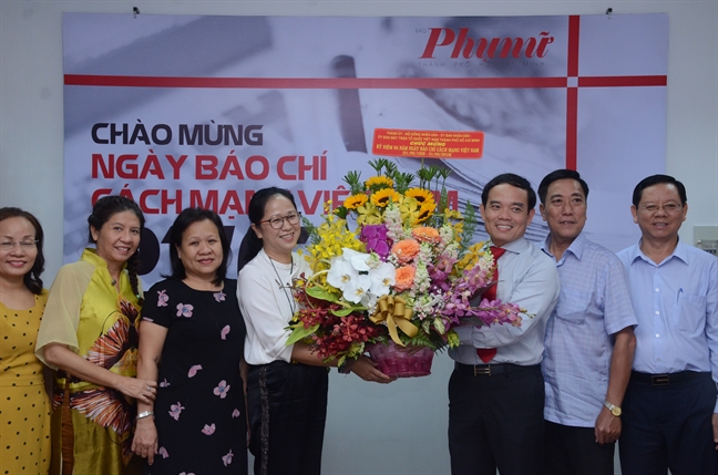 Pho bi thu Thuong truc Thanh uy TP.HCM tham, chuc mung Bao Phu Nu TP.HCM