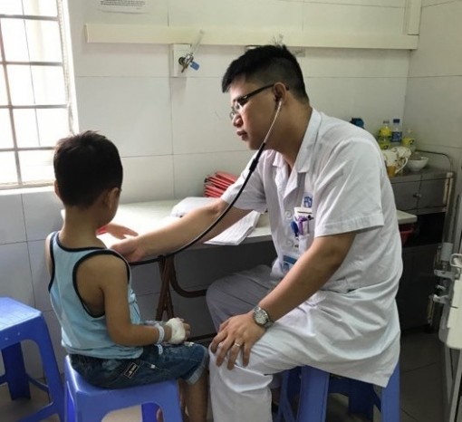 Mẹ đang đăng ký học bơi, con vội nhảy xuống hồ, đuối nước suýt chết