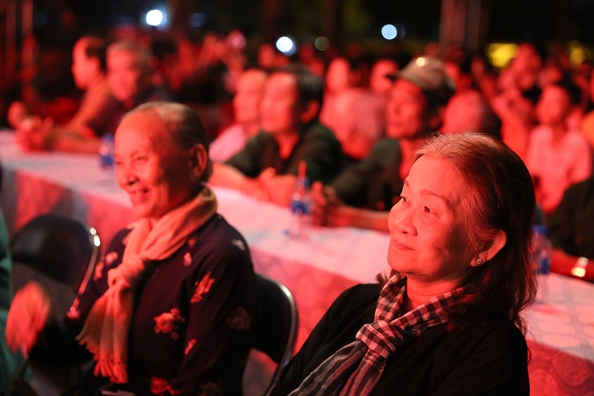 Nuoc mat lai roi noi canh dong ruc lua