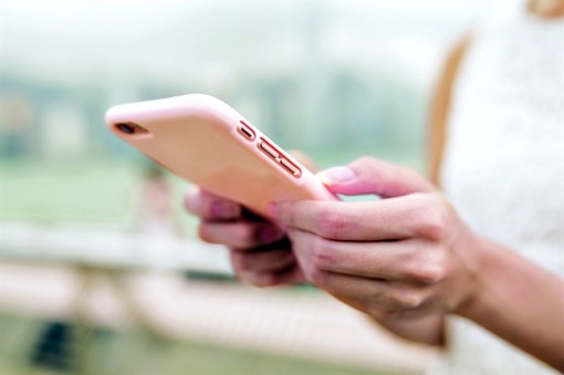 Lỡ khoe hạnh phúc trên Facebook