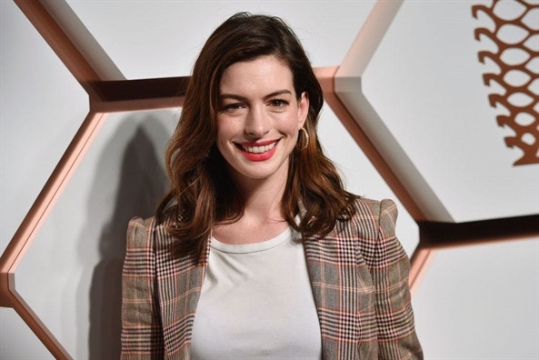 Hoc Anne Hathaway cach 'ho bien' minh thanh co nang sanh dieu trong 'The Hustle'