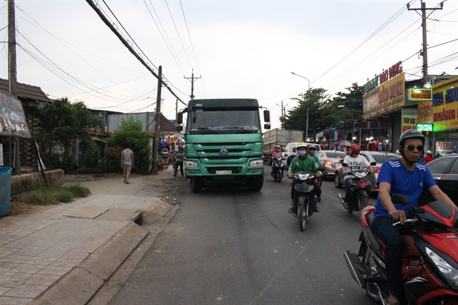 Nguoi phu nu gao khoc tham thiet ben thi the chong bi xe ben can chet