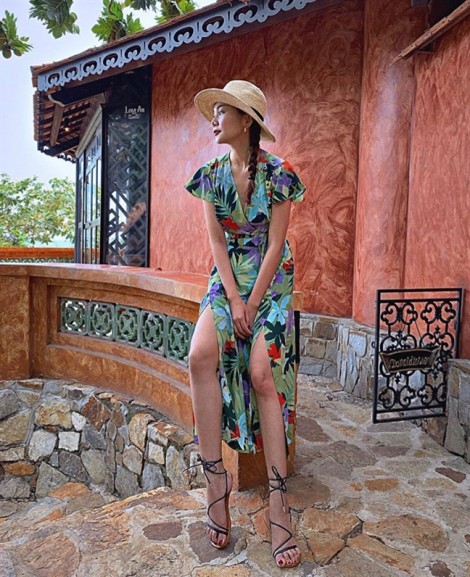 Mỹ nhân Việt lăng xê trang phục họa tiết nhiệt đới