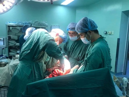 Bác sĩ chạy đua 3 phút để cứu thai nhi không chết trong bụng mẹ