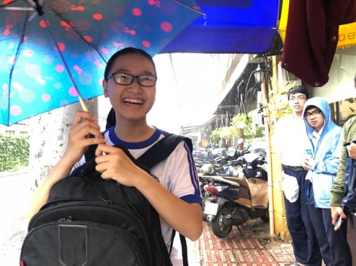 Hơn 71.000 thí sinh Sài Gòn đội mưa làm thủ tục dự thi THPT quốc gia