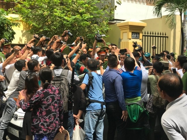 Toa tra ho so vu Nguyen Huu Linh om hon be gai 8 tuoi trong thang may