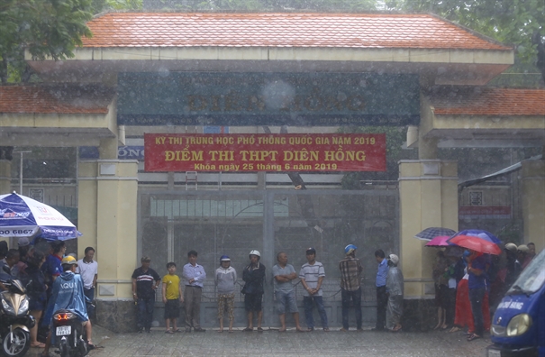 Phu huynh doi mua lon don si tu o Sai Gon