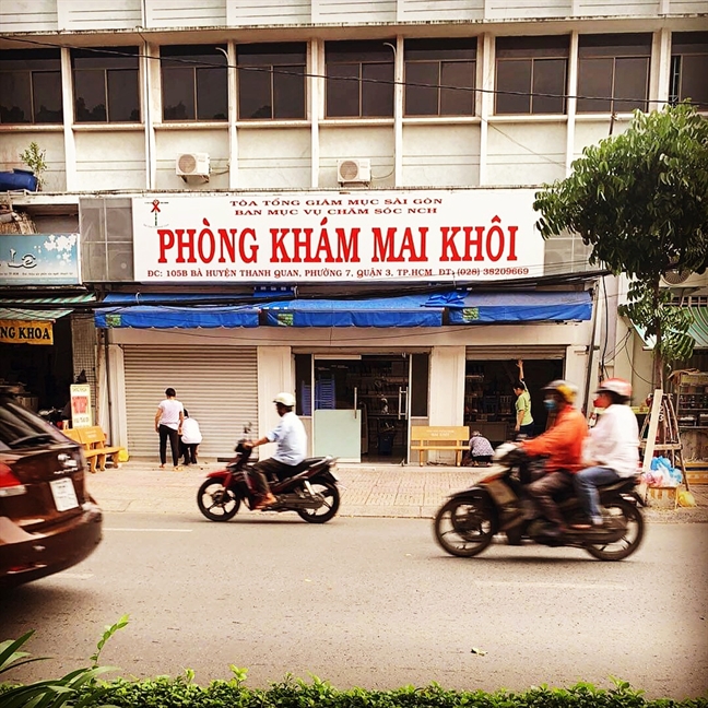 Phong kham tu thien Sai Gon: tram trung chuyen long nhan ai