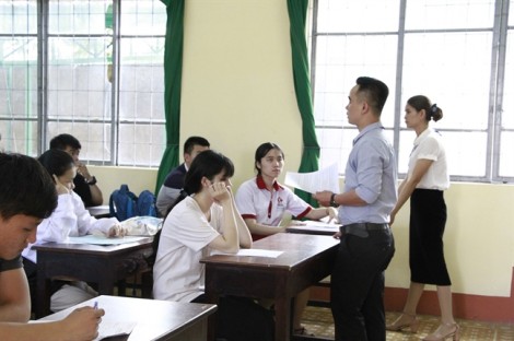 Đắk Lắk: Hai thí sinh bị đình chỉ vì mang điện thoại vào phòng thi
