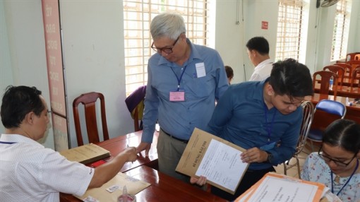 Giám thị 71 tuổi và thí sinh 57 tuổi giữ kỷ lục về số tuổi trong kỳ thi ở Bình Phước