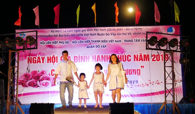 Cac thanh vien trong gia dinh hay yeu thuong, ton trong, chia se va dum boc nhau