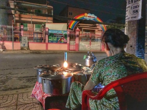 Quán chè Đèn Dầu hơn 40 năm tuổi ở Phú Nhuận