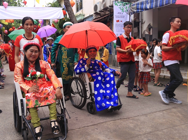 100 cap doi khuyet tat o Binh Duong rang ro niem vui trong ngay cuoi