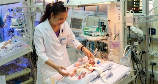 Ba bệnh viện hợp sức cứu sản phụ bê bết máu với em bé 'nửa trong nửa ngoài'