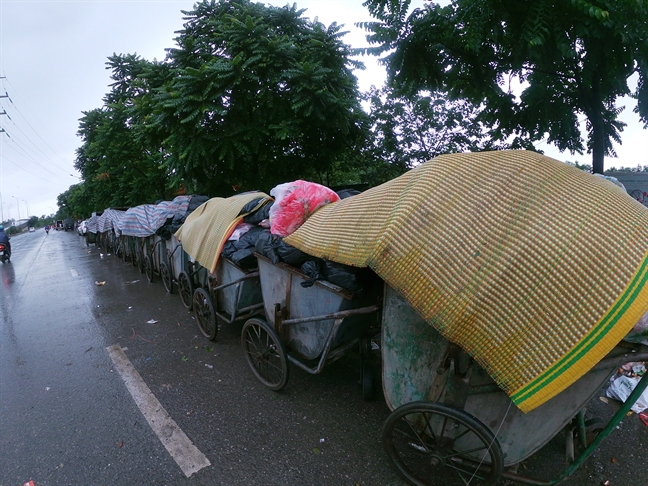 Nhieu tuyen pho Ha Noi boc mui vi nhung 'nui rac' dap chieu phu bat cho di tap ket