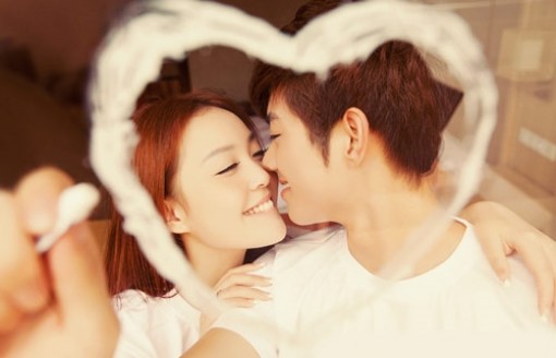 Vợ chồng mà hôn nhau ngoài đường...