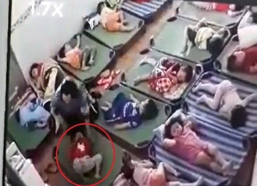 Trẻ không ngủ trưa bị cô giáo ở Lâm Đồng tát chảy máu mũi