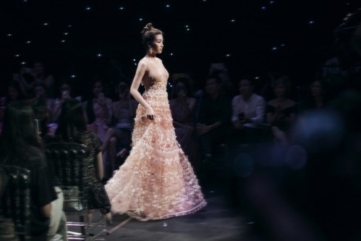 Đỗ Mỹ Linh, Tiểu Vy đọ trình catwalk