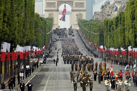 Paris không bình yên trong ngày lễ Quốc khánh Pháp