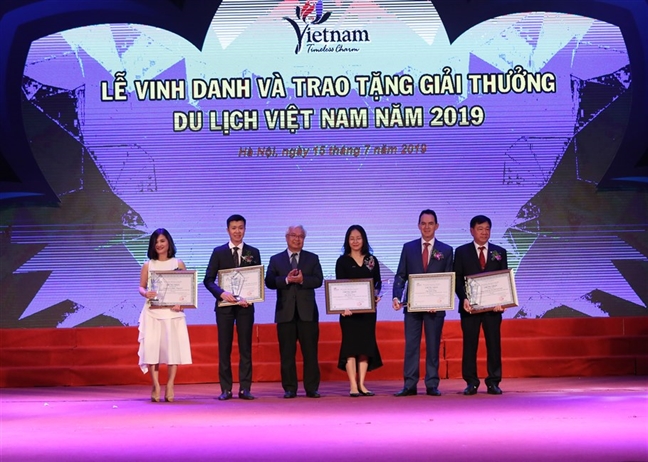 Sun Group boi thu giai thuong tai le trao Giai thuong Du lich Viet Nam 2019