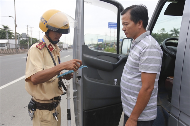 Lao nong mien Tay bi CSGT ‘tuyt coi’ vi... khong ranh duong Sai Gon