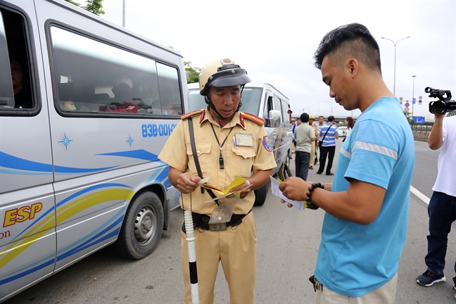 Lao nong mien Tay bi CSGT ‘tuyt coi’ vi... khong ranh duong Sai Gon