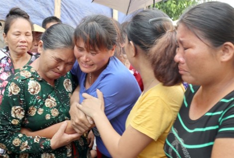 Nước mắt rơi trong tiếng cười ngày trở về của người phụ nữ sau 24 năm bị bán sang Trung Quốc