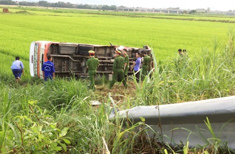 Xe buýt lộn nhào xuống ruộng, 4 hành khách thương vong