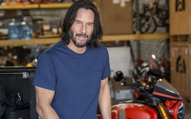 Keanu Reeves buoc vao san nha nguoi la, lai 'don tim' cong chung