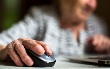 Sử dụng máy tính giúp người cao tuổi giảm nguy cơ suy giảm nhận thức nhẹ