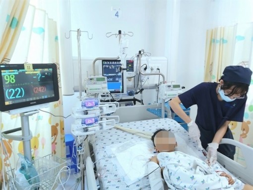 Bé trai 5 tuổi ở Sài Gòn thoát chết khi rơi từ tầng 12 chung cư xuống đất