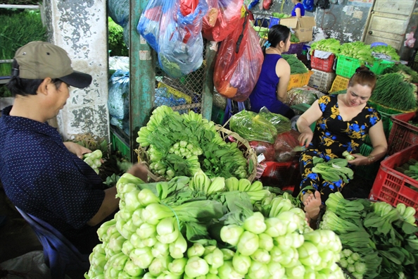 Nong dan khong nhung thuoc, sao rau qua van bi sieu thi phat hien ton du?