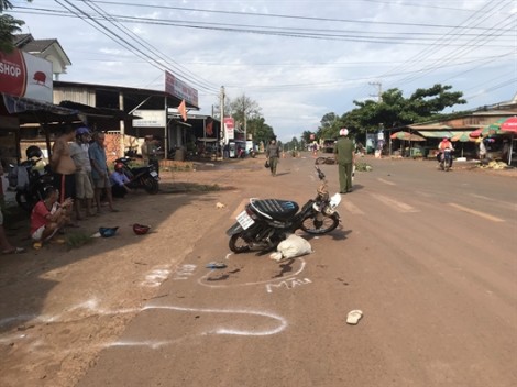 2 xe máy tông nhau trực diện, 3 người thương vong