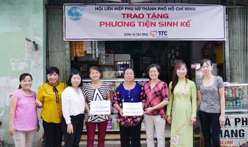 Trao “cần câu” giúp chị em thoát nghèo