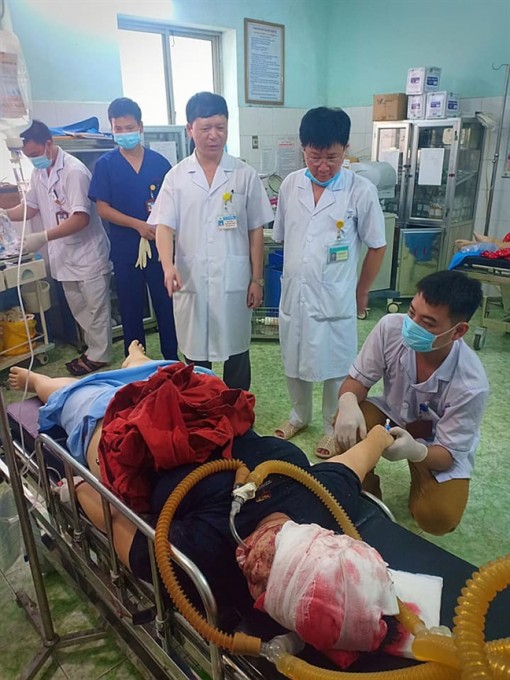 Xe từ thiện bị tai nạn giữa đường khiến 5 người thương vong