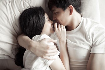 Giấu hay nói thẳng về trục trặc gối chăn?