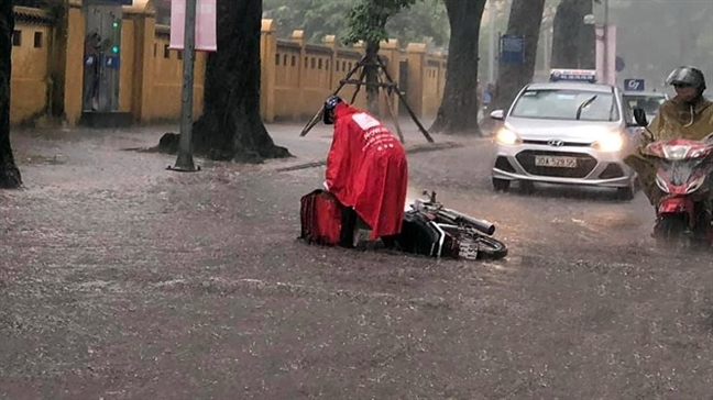 Mua lon khien nhieu tuyen duong Ha Noi ngap sau