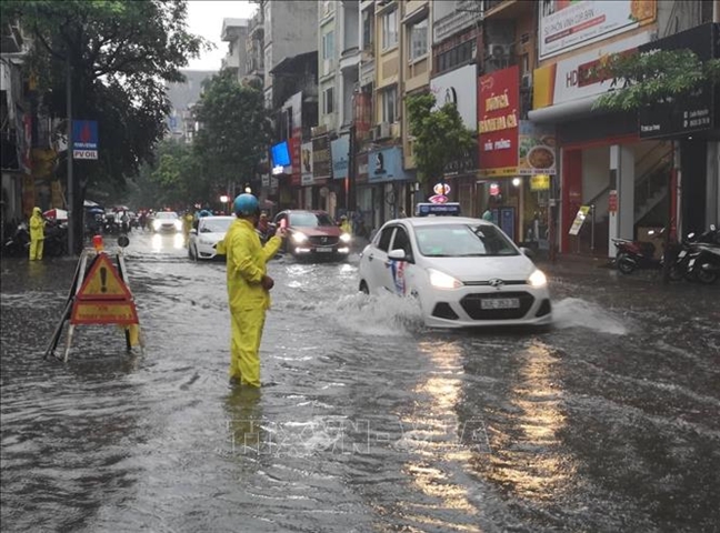 Mua lon khien nhieu tuyen duong Ha Noi ngap sau